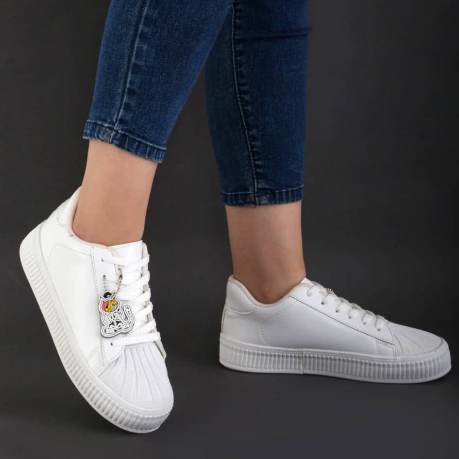 ونس ساتریکا سفید