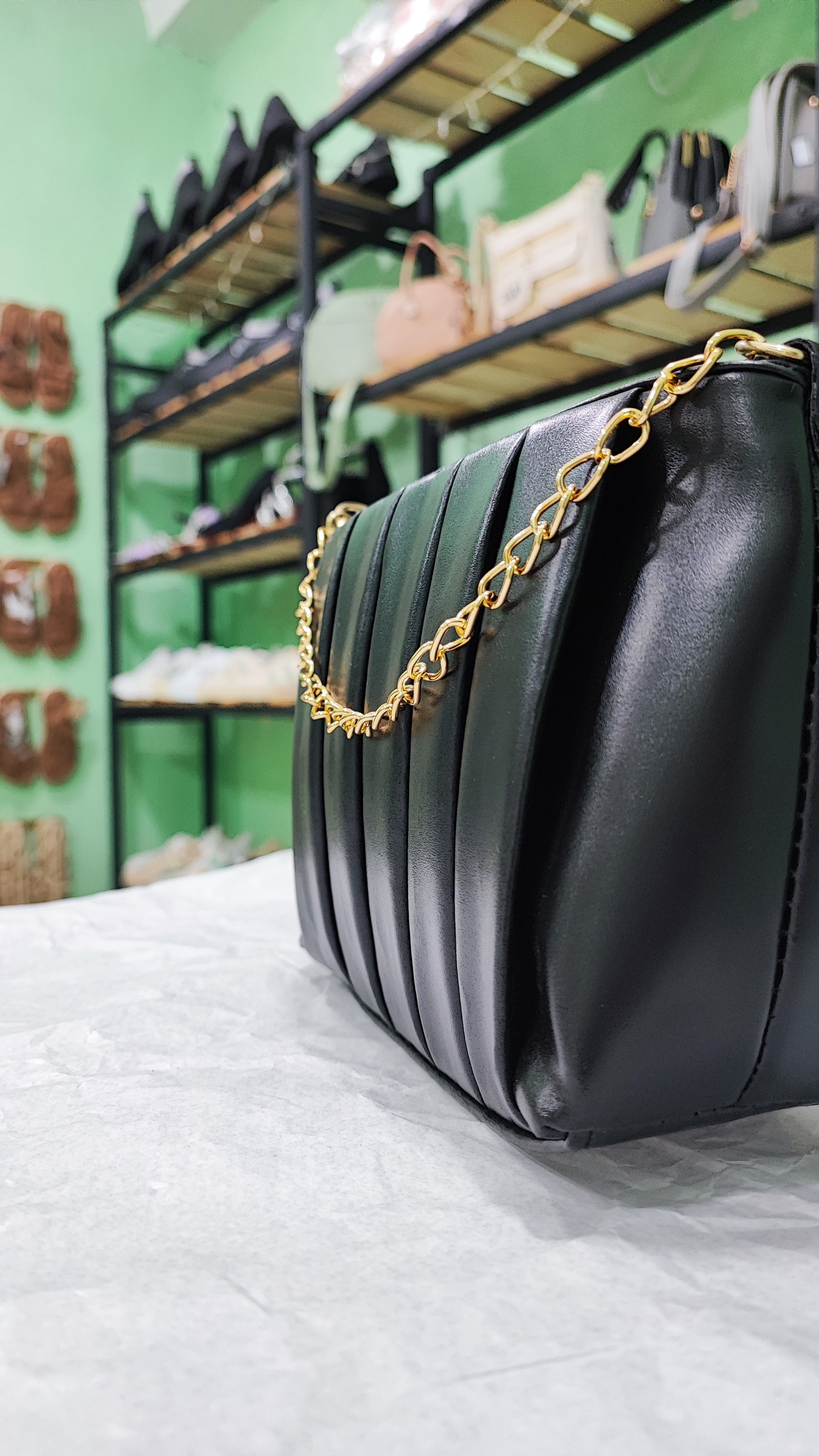 کیف استایل زنانه طرح پ جروک رنگ مشکی زنجیر دار