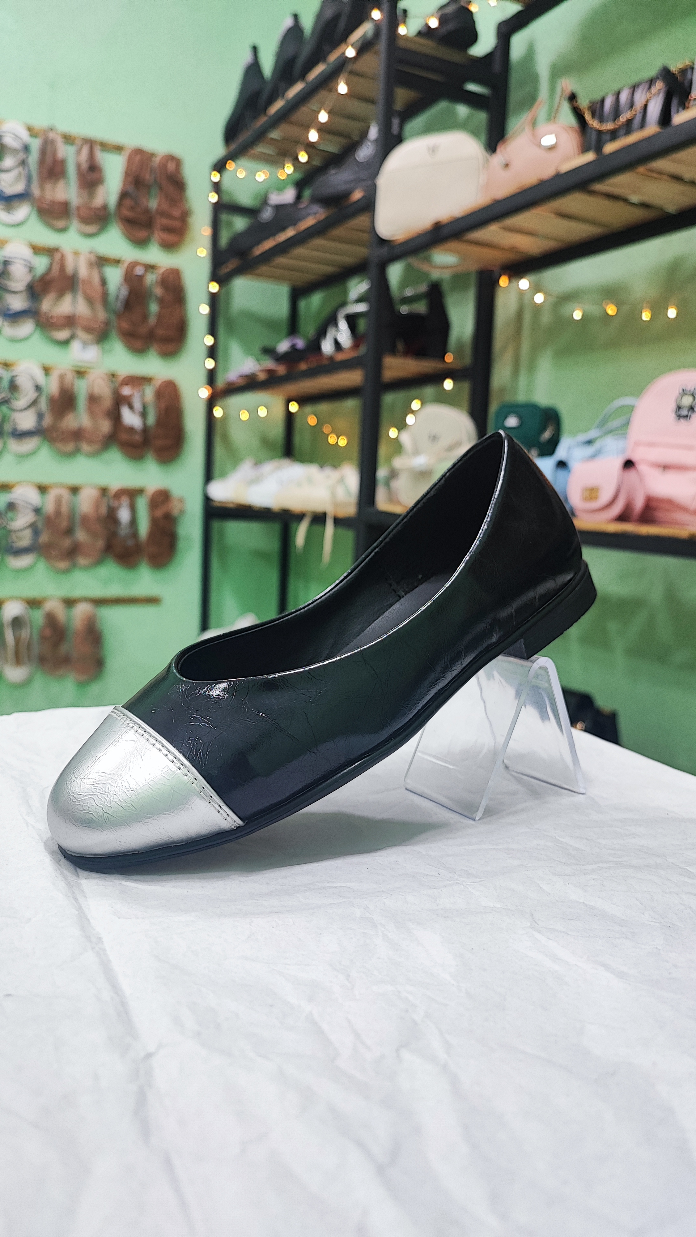 کفش کالج زنانه مشکی جلو نقره ای