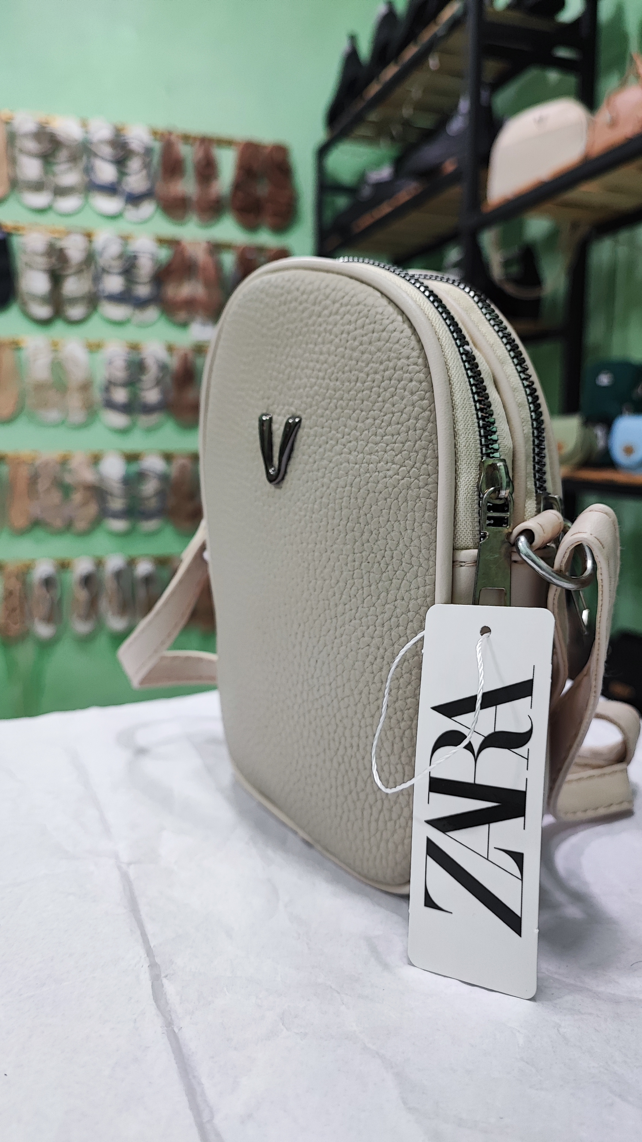 کیف دوشی شرانگ زارا زنانه و دخترانه طرح V ایستاده