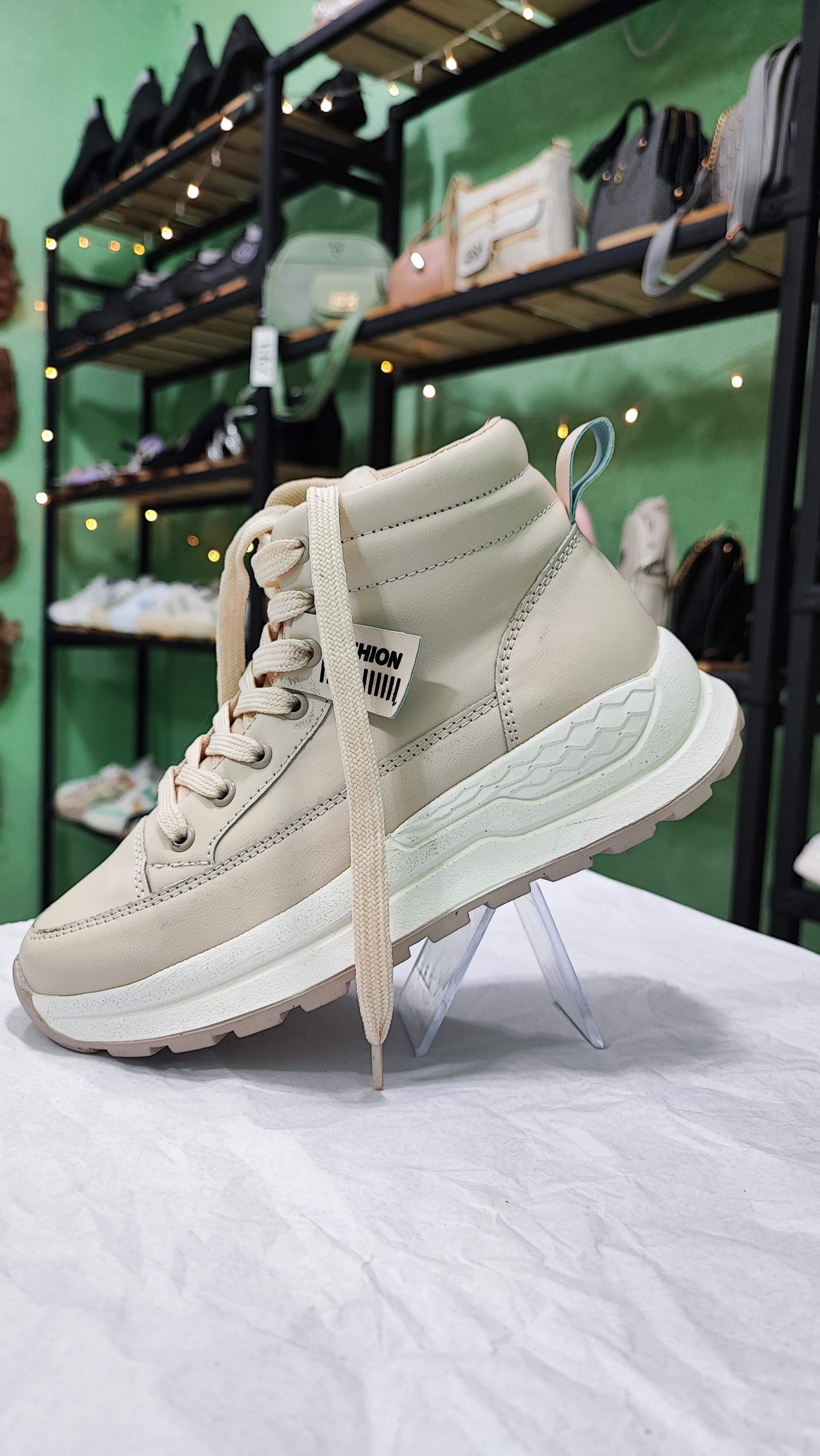 کفش  نیم بوت فشن زنانه و دخترانه رنگ  کرم