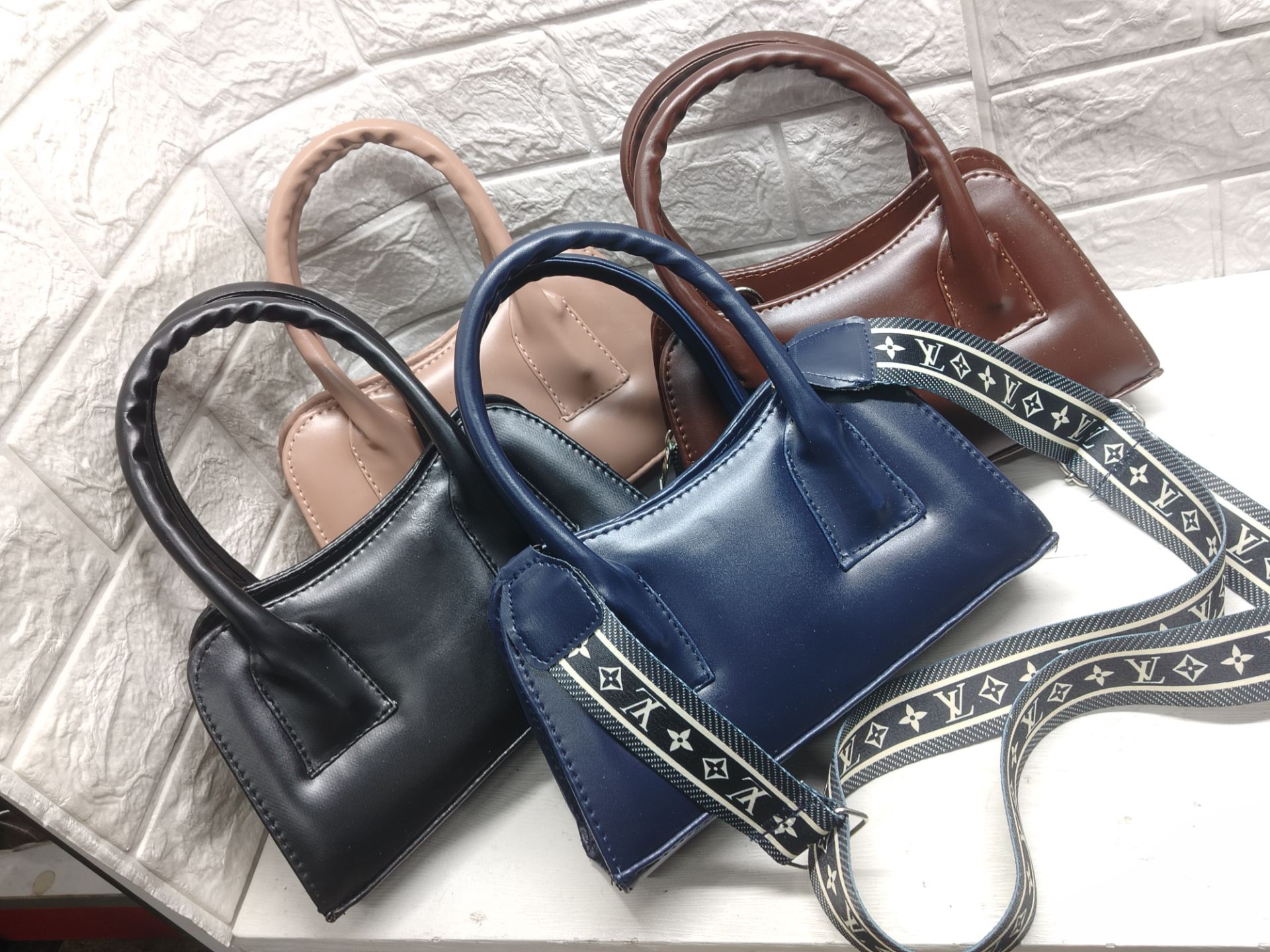 کیف رو دوشی و دستی صابونی بند پهن چاپی